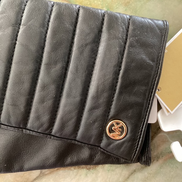 Michael Kors Quilted Leather Tech Gloves Fleece Lined Black Gold MK Logo - Picture 10 of 10